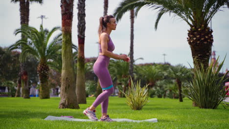 mujer haciendo lunges laterales con banda de resistencia al aire libre