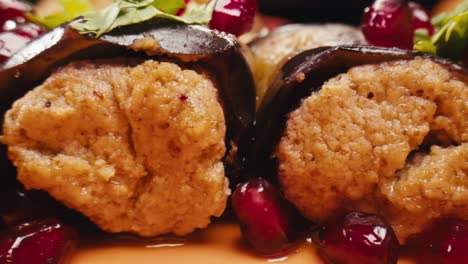 berenjena rellena con granada y hierbas