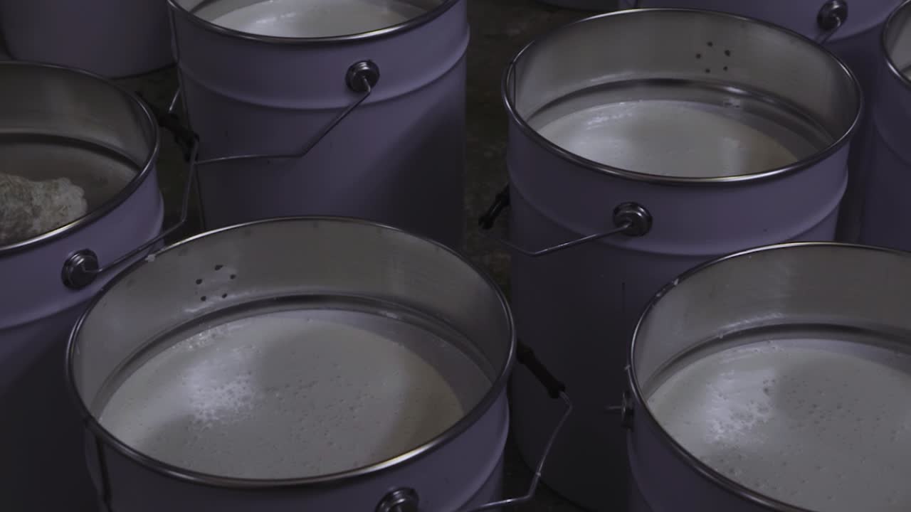 색 액체로 가득 찬 큰 금속 버