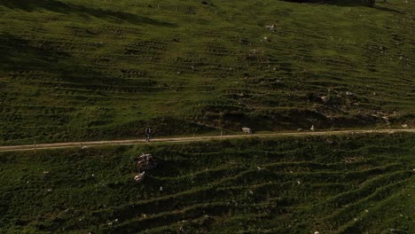 Senderismo-Para-Mochileros-Solos-En-El-Sendero-De-Tierra-Del-Acantilado,-Explorando-Al-Aire-Libre