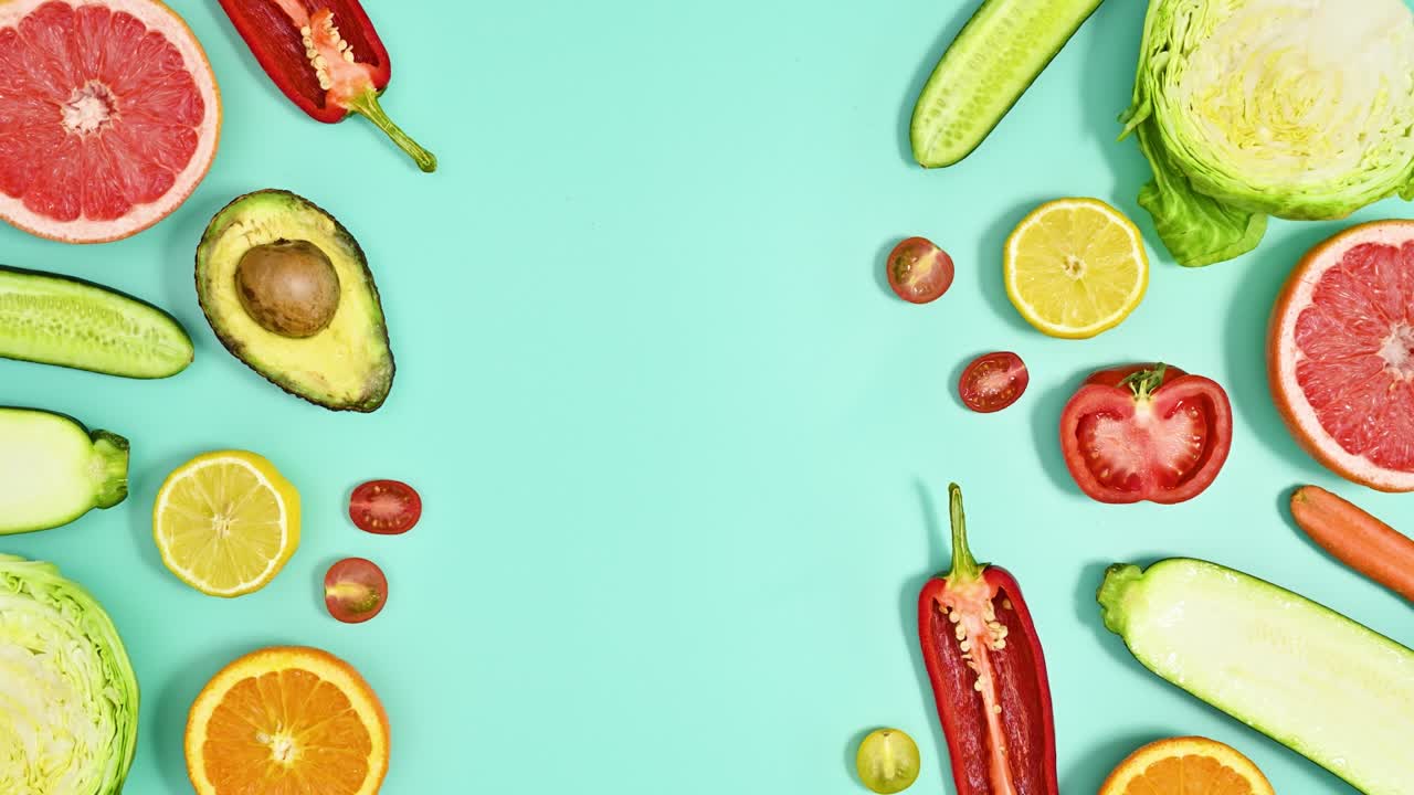 trozos cortados de frutas y verduras orgánicas frescas hacen espacio de copia creativa en fondo cian. concepto de alimentos. stop motion lay plano