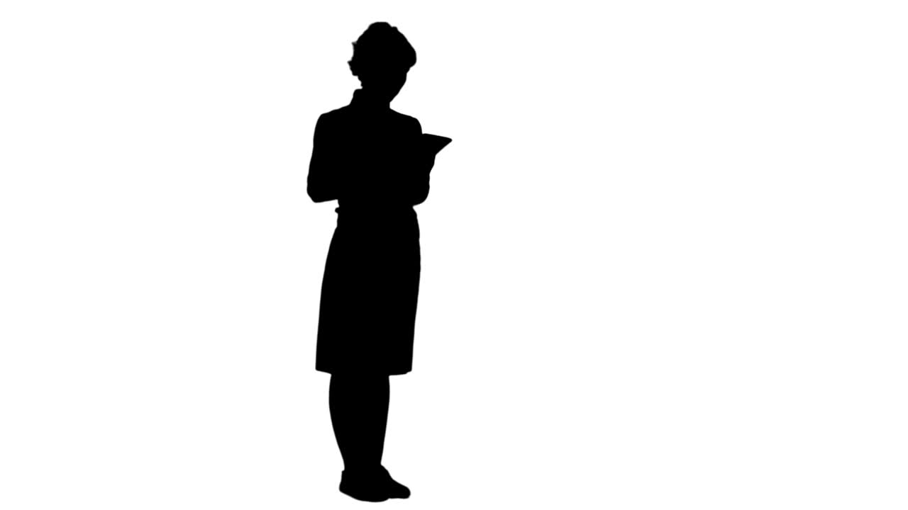 태블릿 트랙 매트를 사용하는 예쁜 젊은 여성의 실루