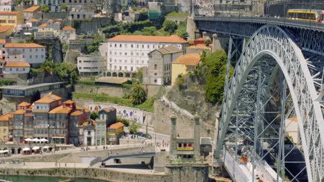 Zentrales-Porto,-U-Bahn-Auf-Der-Luís-i-Brücke-Mit-Menschenmassen-Im-Hintergrund,-Portugal-4K-Slowmo-Kinoluftaufnahme-Im-Sommer,-Mittelmeerstadt,-Flussufer