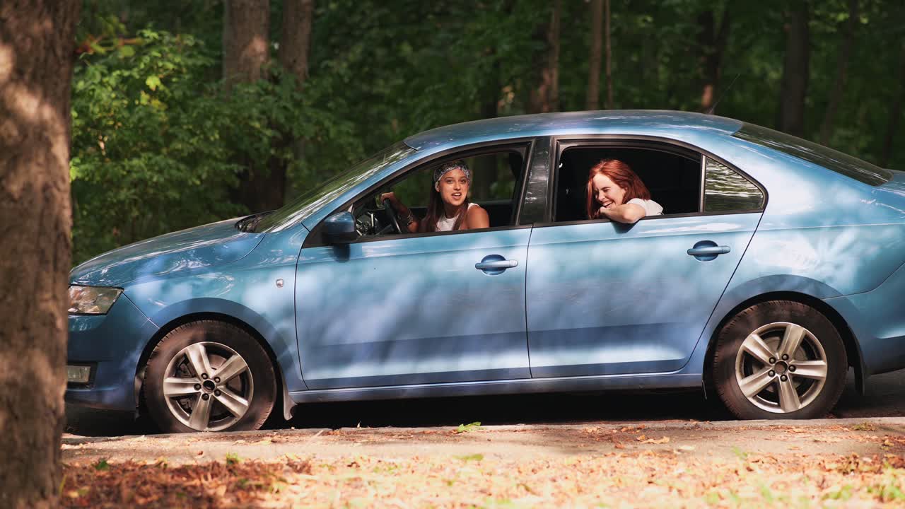 dos chicas adolescentes divirtiéndose en su coche