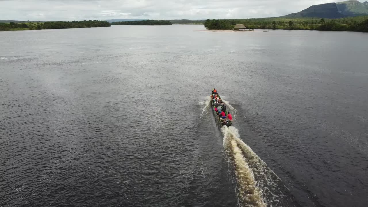 Ripresa aerea di un motoscafo sul fiume Carrao, Parco Nazionale di Canaima, Venezuela, carrellata dall'alto.