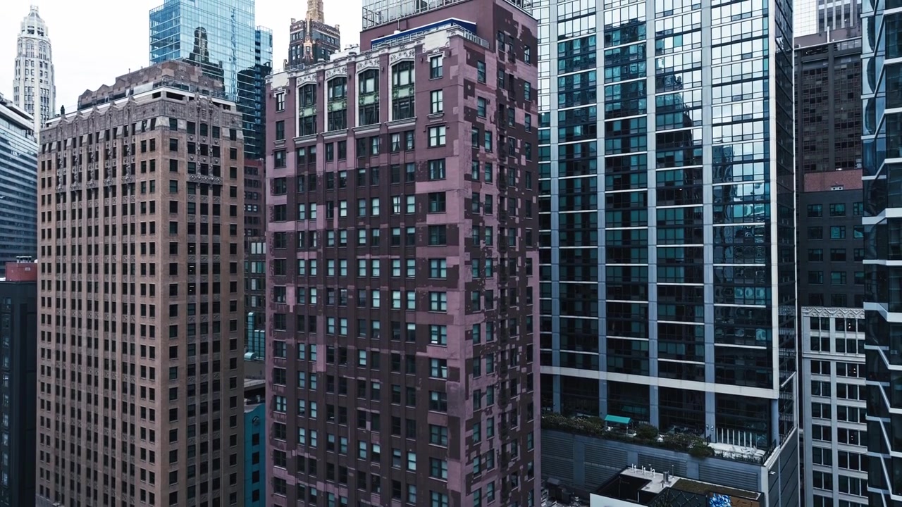 Ascensão aérea de baixa altitude ao longo das icónicas Torres da Cidade de Chicago, junto ao Rio