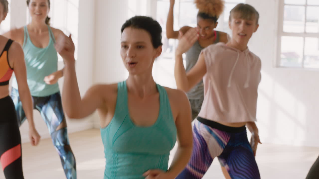 clase de baile grupo joven de gente multirracial bailando practicando movimientos de coreografía entrenamiento en gimnasio disfrutando de un estilo de vida activo y saludable