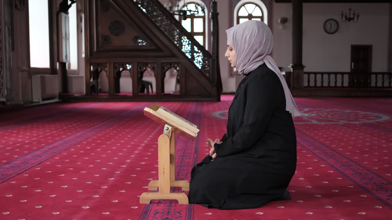 꾸란 들 을 들고 기도 하는 여자 들