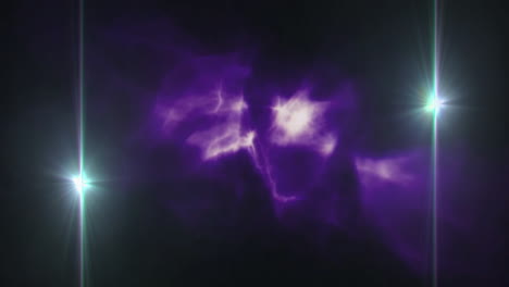 animación de haces de reflectores azules sobre nubes de luz púrpura sobre un fondo oscuro