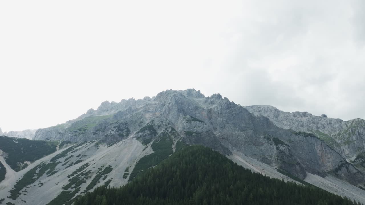 Droneudsigt over Schladming Dachstein bjergområdet i Østrig