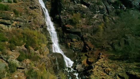 Impresionante-Cascada-Que-Cae-Sobre-Acantilados-Rocosos-En-Aurland,-Noruega