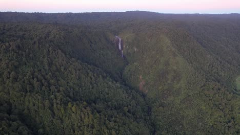 Panoramic-View-Of-Wairere-Falls-In-Lush-Green-Mountains-Of-North-Island,-New-Zealand---Drone-Shot