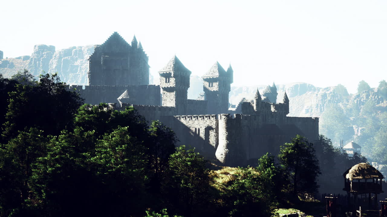 안개가 가득한 산 계곡에 있는 고대 요새