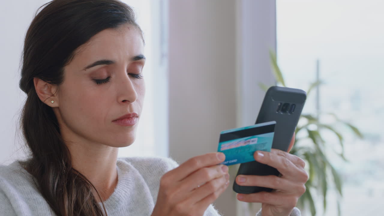 mujer hermosa usando un teléfono inteligente comprando en línea gastando dinero en tarjeta de crédito aplicación de banca móvil con moneda digital disfrutando de libertad financiera