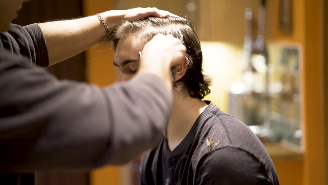 머리카락을 잘라가는 남자