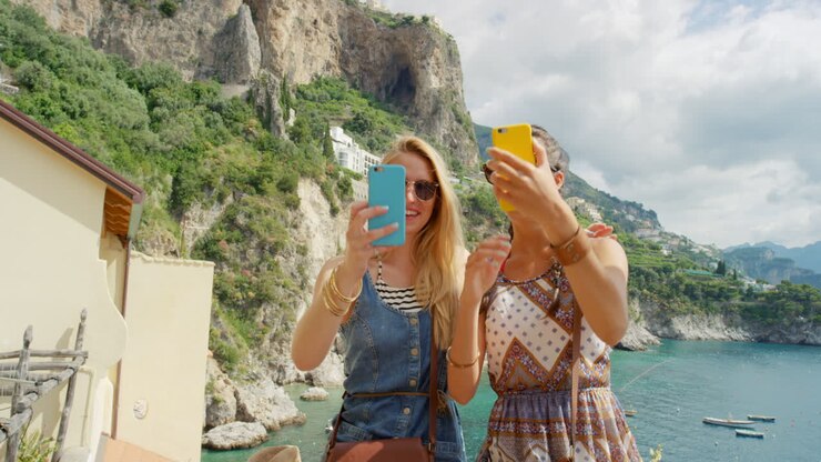 Dos amigos tomándose una selfie de vacaciones en Italia