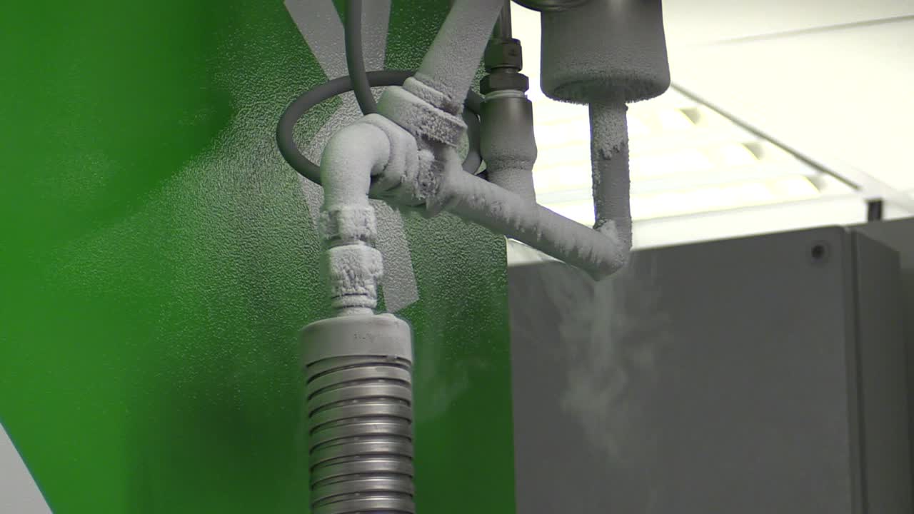 김이 나는 냉동 튜브