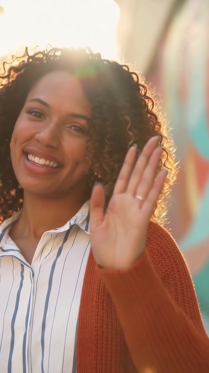 Donna Sorridente Che Saluta con la Mano All'aperto al Tramonto