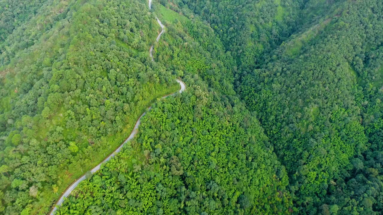 vista aérea de la carretera en las montañas y el bosque.