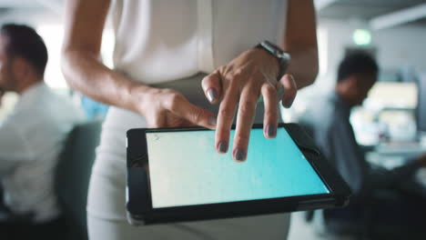 mujer de negocios usando tableta en la oficina
