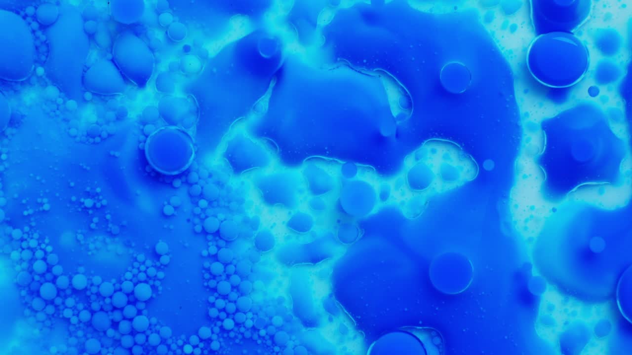 las burbujas de color brillante movimiento lento aceite hermosa superficie de pintura. la tensión superficial. la interacción de líquidos de diferentes densidades. la belleza de la física.