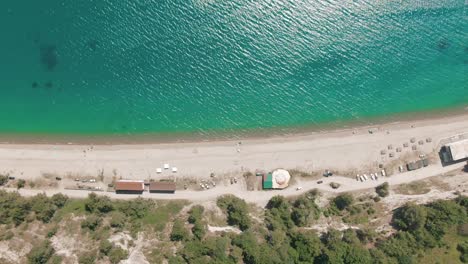 vista aérea de una playa con gente y comodidades