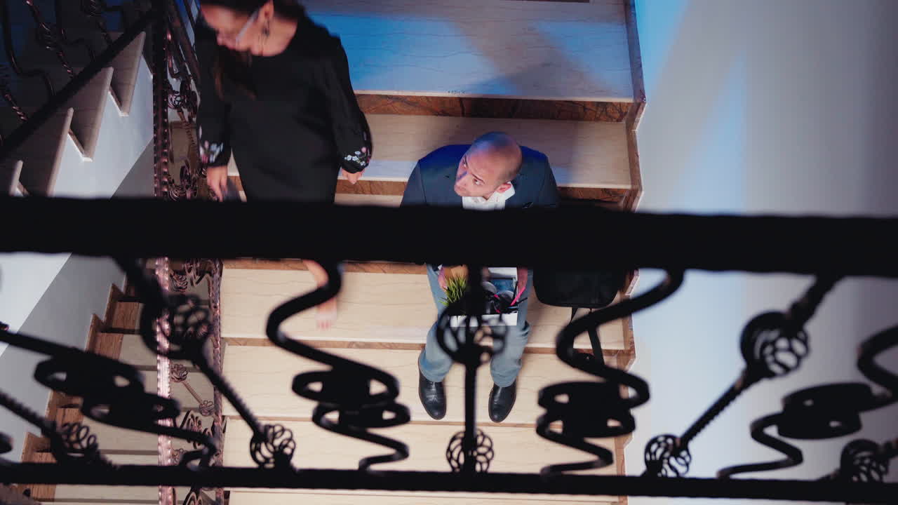 해고 된 사업가 가 동료 들 에게 화 를 내는 모습