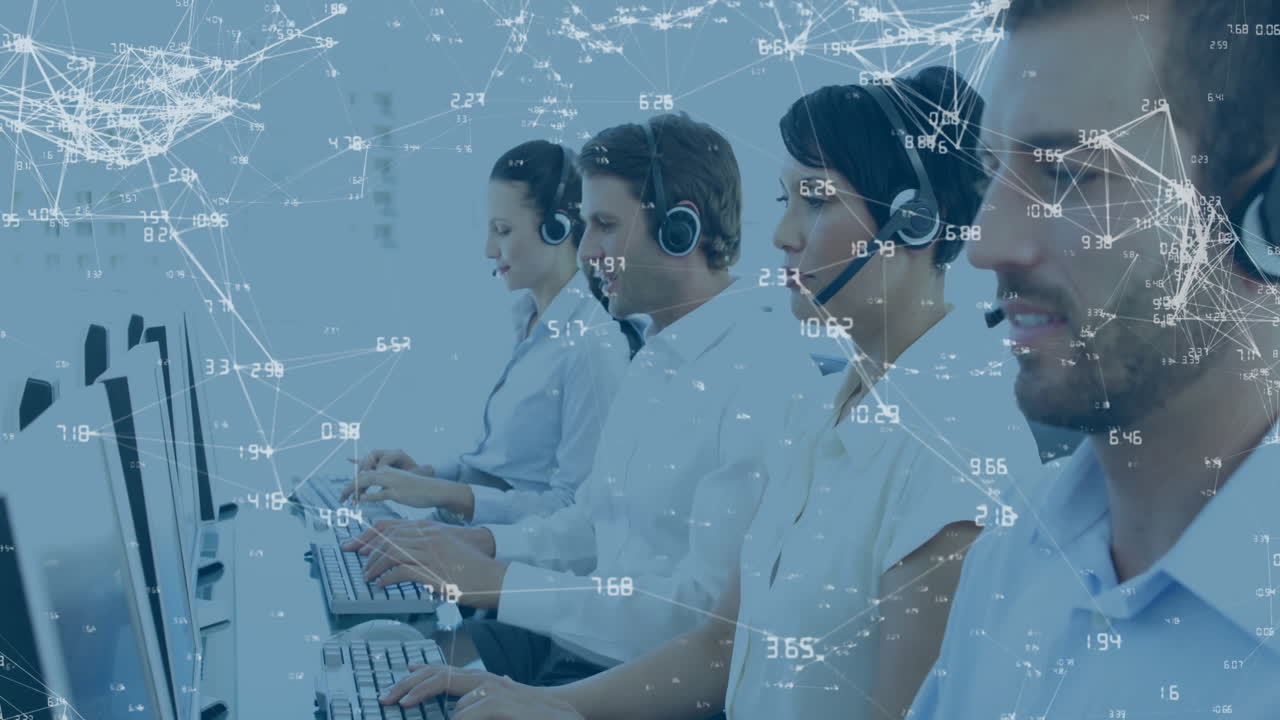 trabajar en computadoras, representantes de servicio al cliente con conexiones de red animación