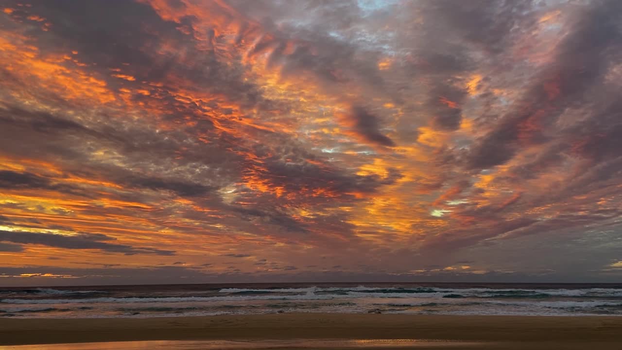 sorprendente y espectacular amanecer o atardecer en la isla fraser de australia, con una impresionante paleta naranja y dorada como una pintura al óleo