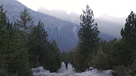 el famoso y hermoso valle de valbona en los alpes albaneses