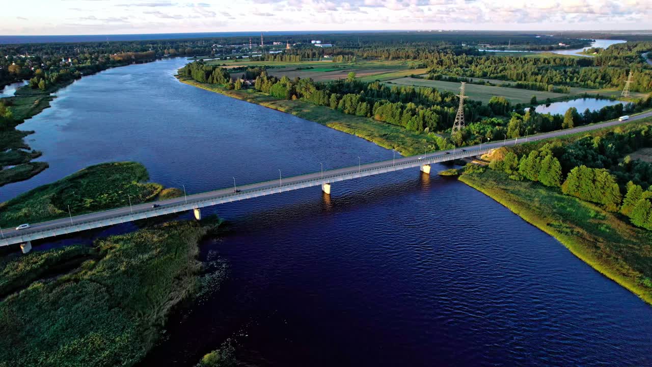Panoramica aerea mozzafiato di un ponte su un fiume in Lettonia
