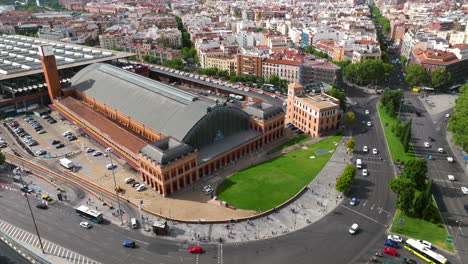 Vista-Aérea-De-La-Estación-De-Tren-De-Atocha-De-Madrid-En-Arganzuela,-Madrid,-España.