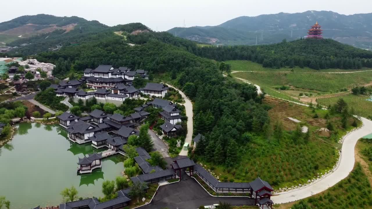 전통적인 건물, 호수, 산과 함께 중국의 경이로움을 발견합니다.