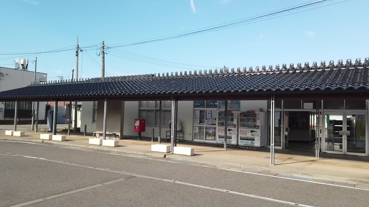 일본 토야마의 jr 기차 기차역이 여름에 촬영되고 있습니다.