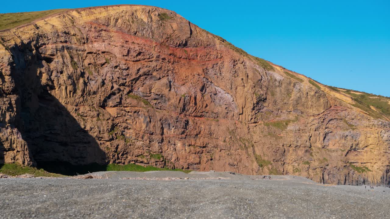 puesta de sol en los acantilados junto al mar y las olas del mar