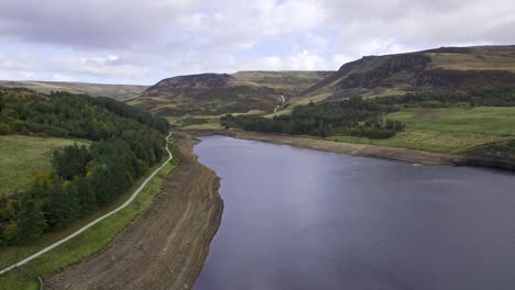 Drohnenaufnahmen-Aus-Der-Luft-Des-Atemberaubenden-Dovestone-Reservoirs-Und-Der-Landschaft-Von-Yorkshire