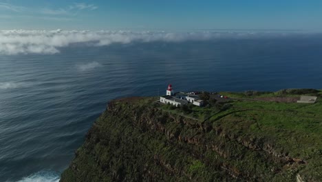 Faro-De-Ponto-Do-Pargo-Con-Nubes-Claras-En-El-Mar,-Gran-Altitud