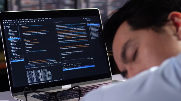 Müder Programmierer macht eine Pause vom Codieren
