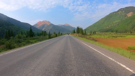 穿過米納爾克里克山谷的百萬美金高速公路 (million dollar highway),穿過聖胡安山脈 (san juan mountains),是科羅拉多州西爾弗頓 (silverton) 附近的一條景觀小路