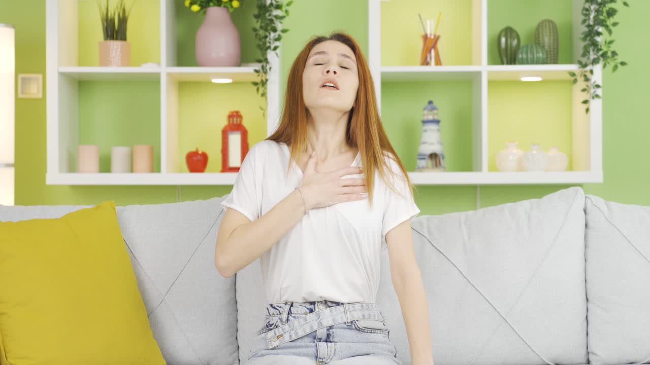 심장마비를  ⁇ 고 있는 젊은 여성은 두려워합니다.