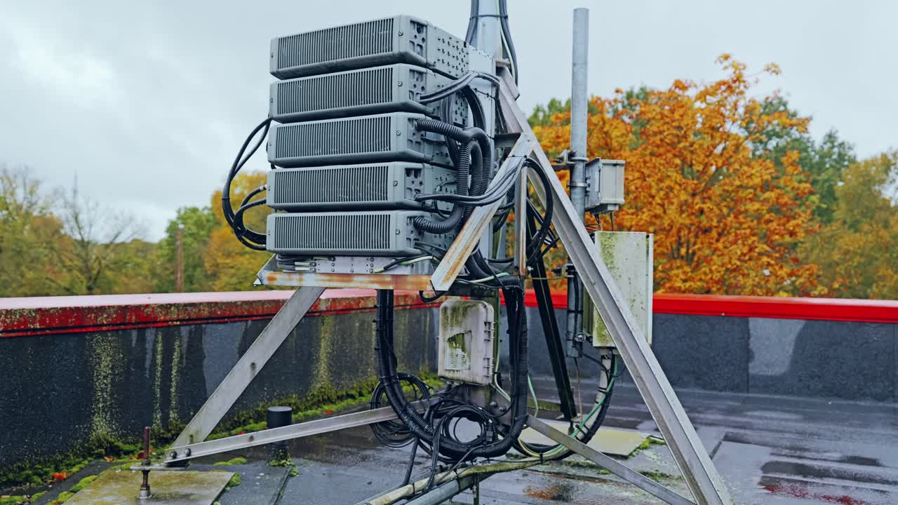 Inclinazione della telecamera dalla struttura di supporto sul tetto alle apparecchiature radio 5G impilate