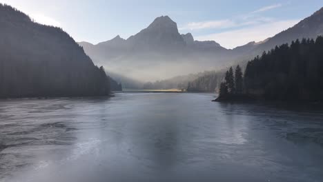 una vista aérea de la atmósfera brumosa sobre el lago obersee, glarus, suiza, rodeada de picos alpinos y bosques tranquilos. una representación serena de la belleza intacta de la naturaleza en los alpes suizos.