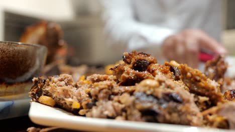 relleno de pavo con salsa con papá de familia cortando en el fondo
