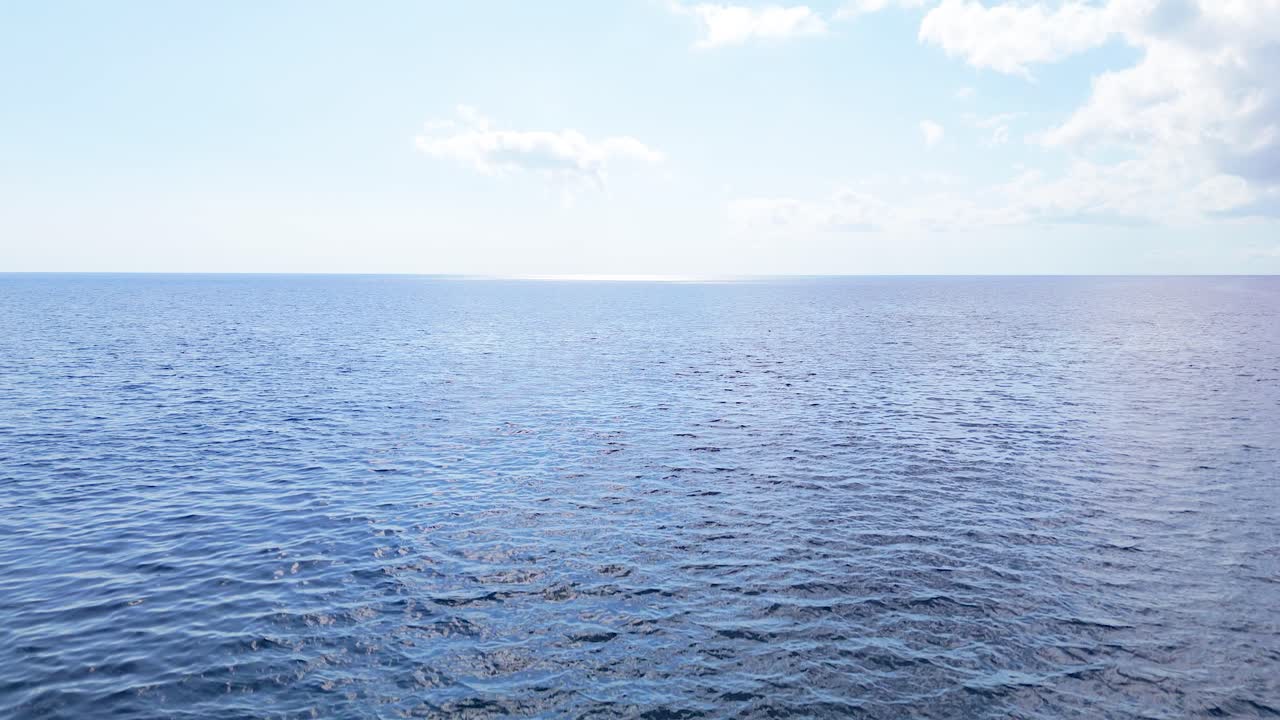 드론은 아름다운, 매혹적인 열대 파란색 파동으로 바다 표면으로 내려갑니다.