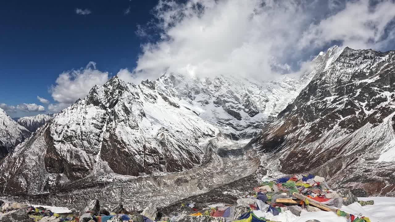 capturando la esencia de la aventura: un vistazo panorámico desde la cumbre de kyanjin ri muestra el imponente langtang lirung y sus alrededores escarpados bajo los claros cielos azules de los himalayas de nepal