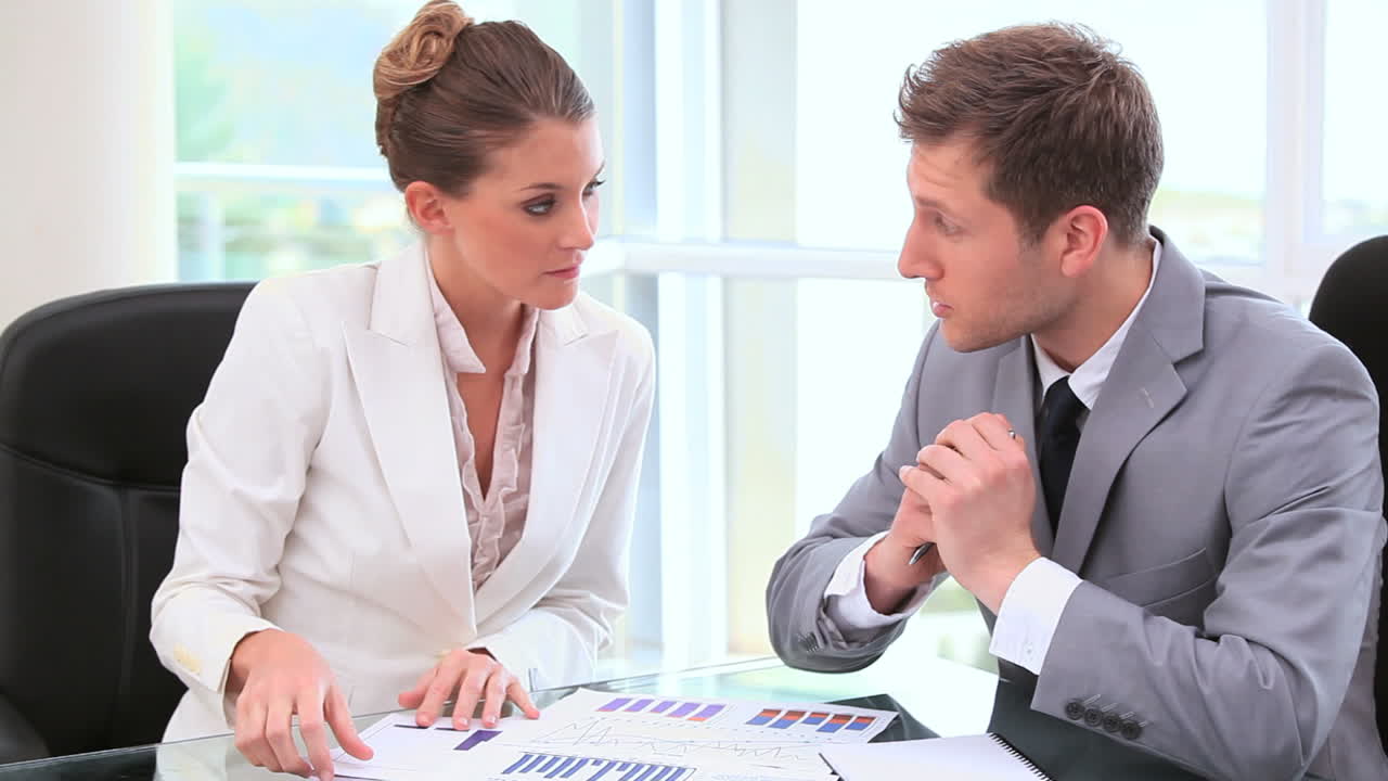 gente de negocios hablando de gráficos