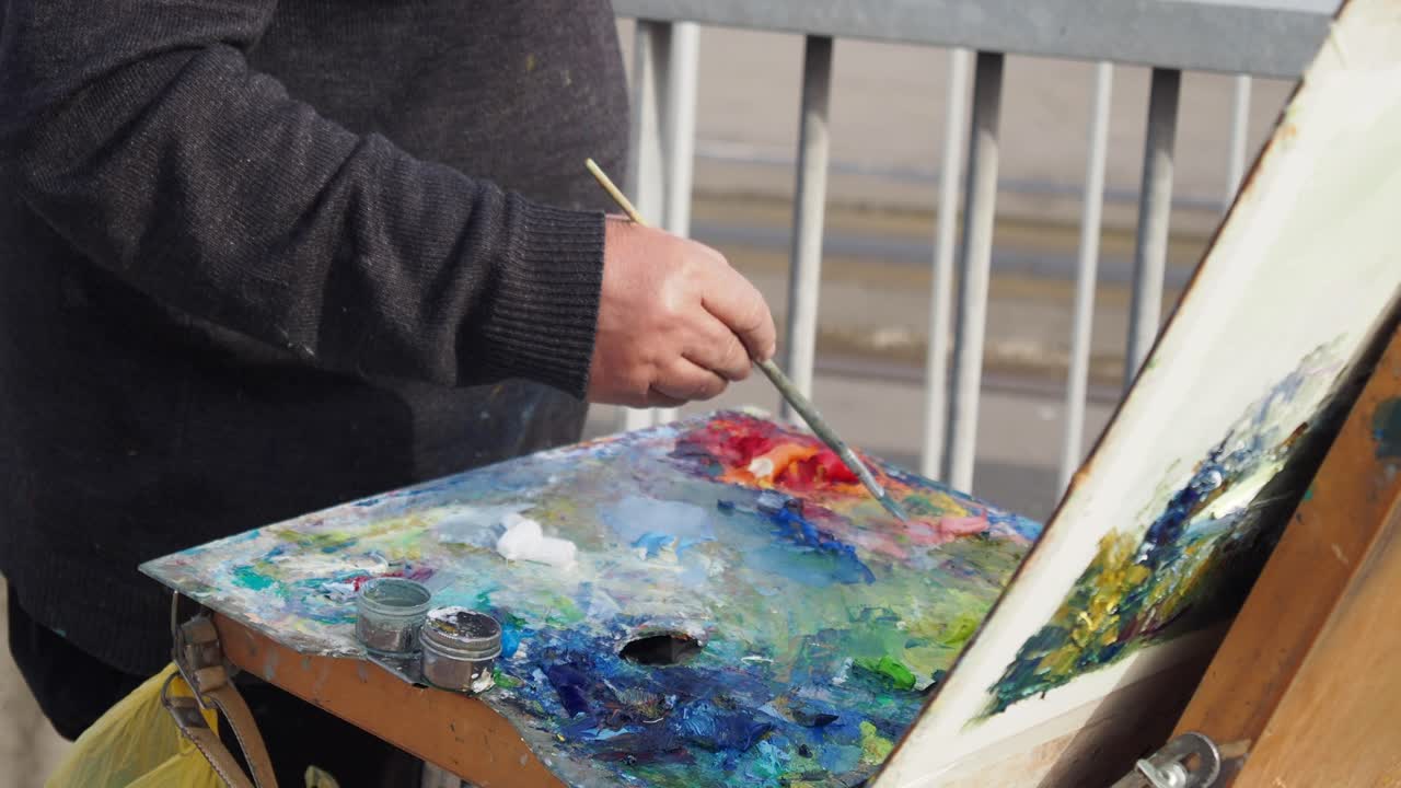 야외에서 그림 그리는 예술가