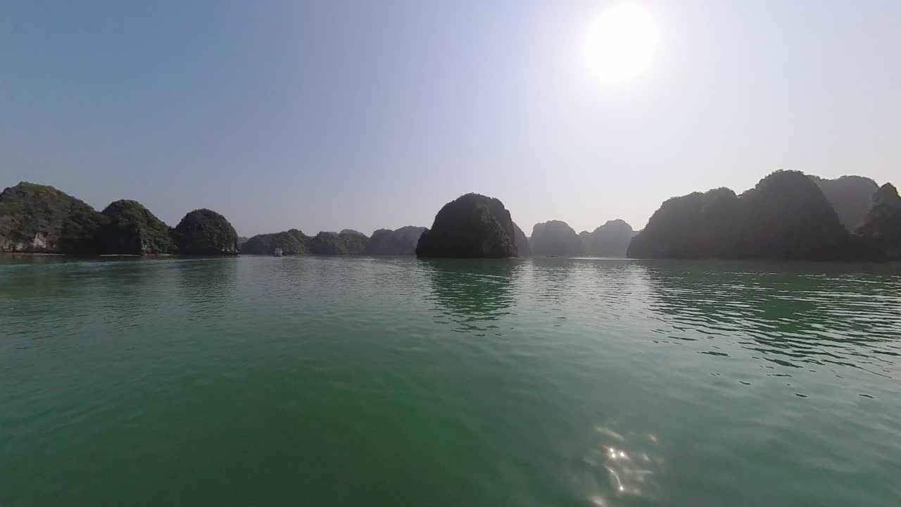 바다와 매우 가까운 시네마틱 항공 영상