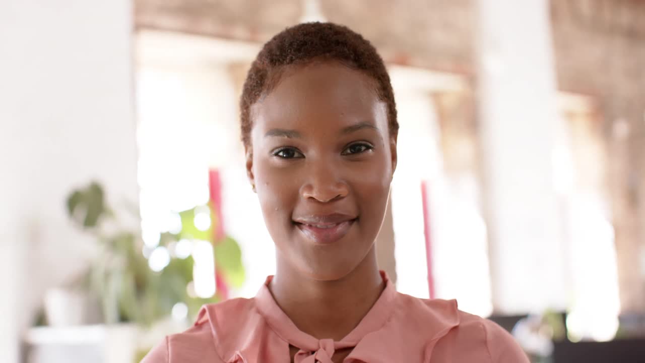 retrato de una feliz mujer de negocios afroamericana en la oficina creativa en cámara lenta