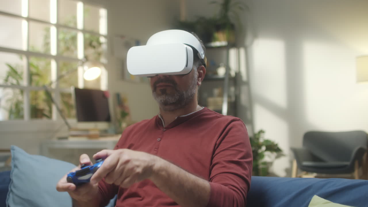 Uomo che gioca a videogiochi di realtà virtuale con visore VR e controller a casa.